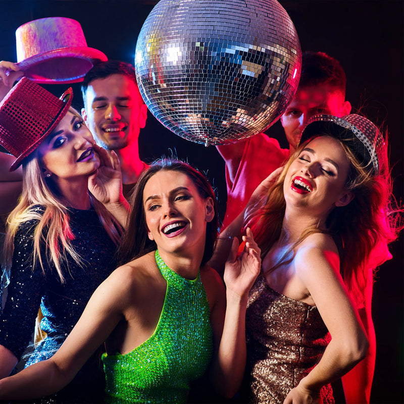 Boule disco argentée 30 cm – boule suspendue au-dessus d'invités pendant une soirée