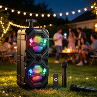 Enceinte karaoké lumineuse – enceinte de format colonne en soirée dans un jardin, avec micro et télécommande