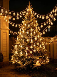 Guirlande lumineuse extérieur Noël à motifs – grand sapin extérieur décoré de la guirlande de flocons et d'étoiles