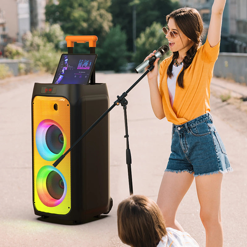 Enceinte karaoké lumineuse – une chanteuse au micro devant l'enceinte et ses anneaux lumineux