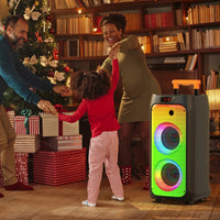 Enceinte karaoké lumineuse – une famille qui danse devant l'enceinte, ambiance de fêtes