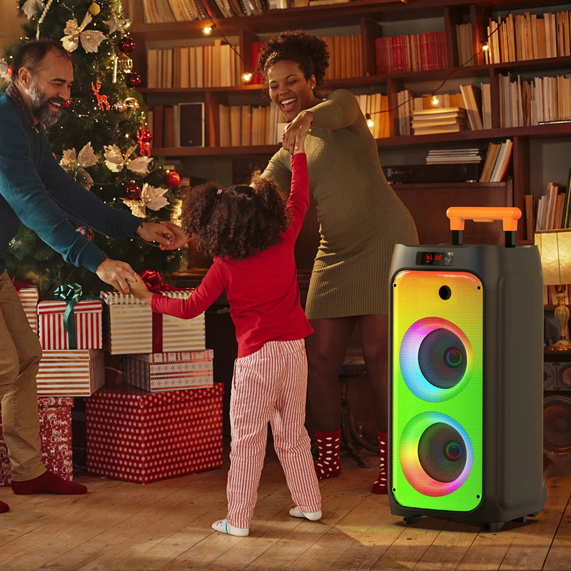 Enceinte karaoké lumineuse – une famille qui danse devant l'enceinte, ambiance de fêtes