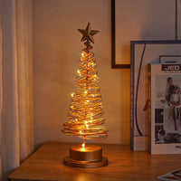 Sapin lumineux de table – version dorée allumée sur une étagère