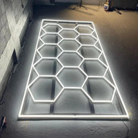 Plafonnier LED nid d'abeille – plafond hexagonal avec cadre dans un garage
