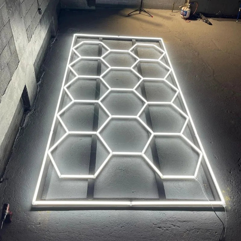 Plafonnier LED nid d'abeille – plafond hexagonal avec cadre dans un garage