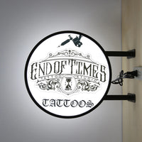 Enseigne drapeau ronde 60 cm – logo de salon de tatouage sur ses bras muraux