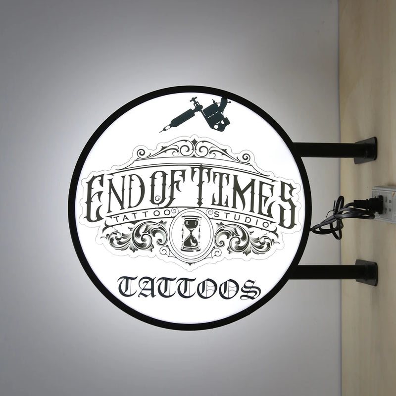 Enseigne drapeau ronde 60 cm – logo de salon de tatouage sur ses bras muraux