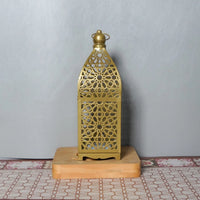 Lanterne marocaine – version dorée sur socle en bois