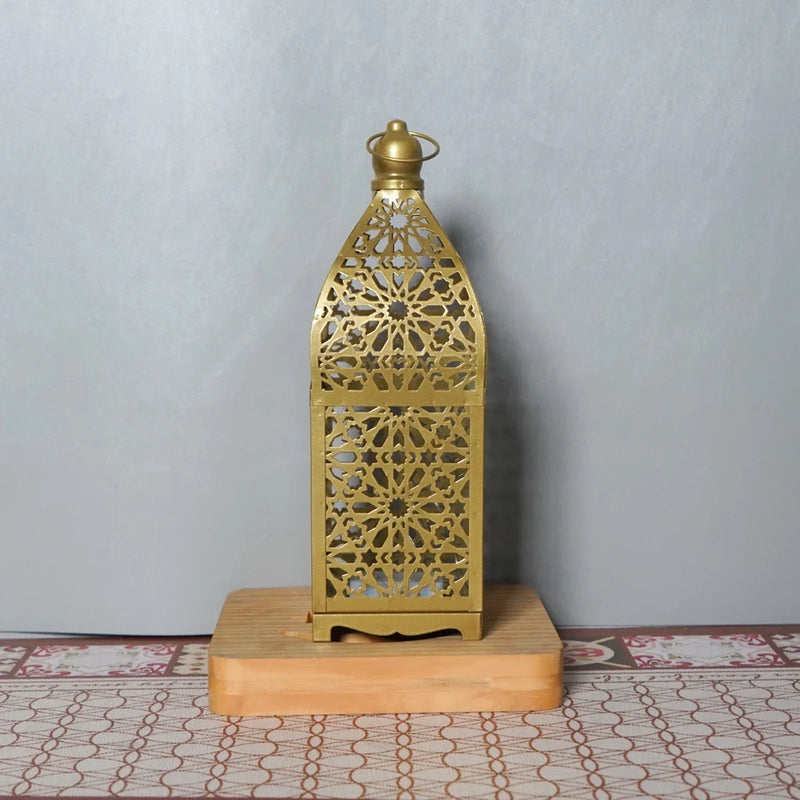 Lanterne marocaine – version dorée sur socle en bois