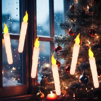 Bougies flottantes LED – bougies suspendues devant une fenêtre et un sapin de Noël