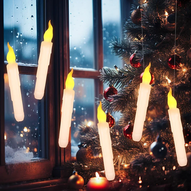 Bougies flottantes LED – bougies suspendues devant une fenêtre et un sapin de Noël