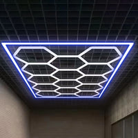 Plafonnier LED 14 hexagones à cadre bleu – contour bleu et hexagones blancs sous un plafond à grille