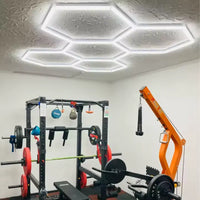 Éclairage LED hexagonal de garage – plafond en nid d'abeille dans une salle de sport