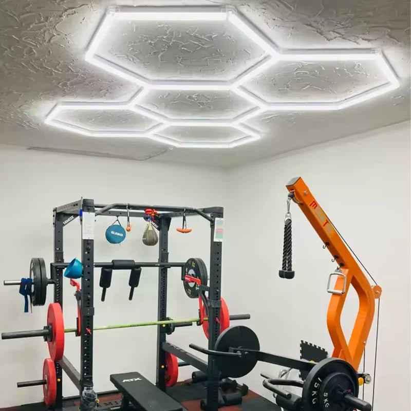 Éclairage LED hexagonal de garage – plafond en nid d'abeille dans une salle de sport