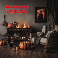 Néon Halloween – texte Dark Side rouge au-dessus d'une commode avec citrouilles