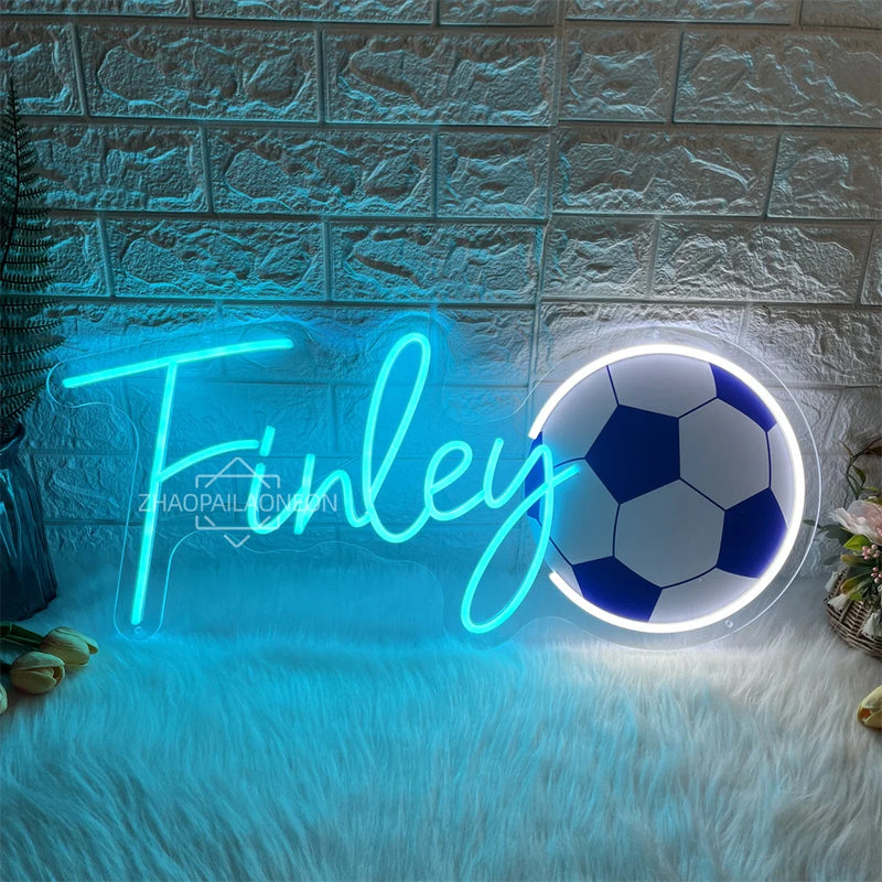 Néon prénom personnalisé avec motif de sport – prénom bleu glacier avec un ballon de football
