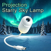 Mini projecteur galaxie à lentille – capsule à lentille sur câble USB devant un paysage de forêt et d'aurore boréale