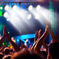 Pied d'éclairage double barre en T – projecteurs allumés sur un pied lors d'un concert