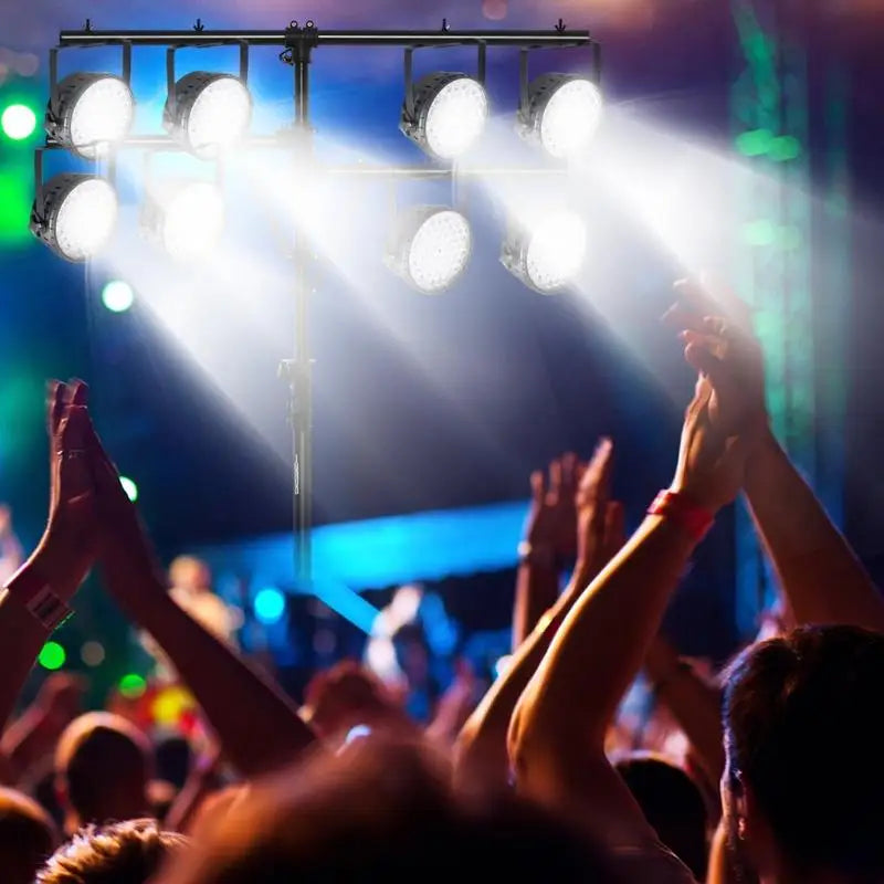 Pied d'éclairage double barre en T – projecteurs allumés sur un pied lors d'un concert