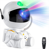 Projecteur galaxie astronaute assis – astronaute assis avec sa télécommande sur fond blanc