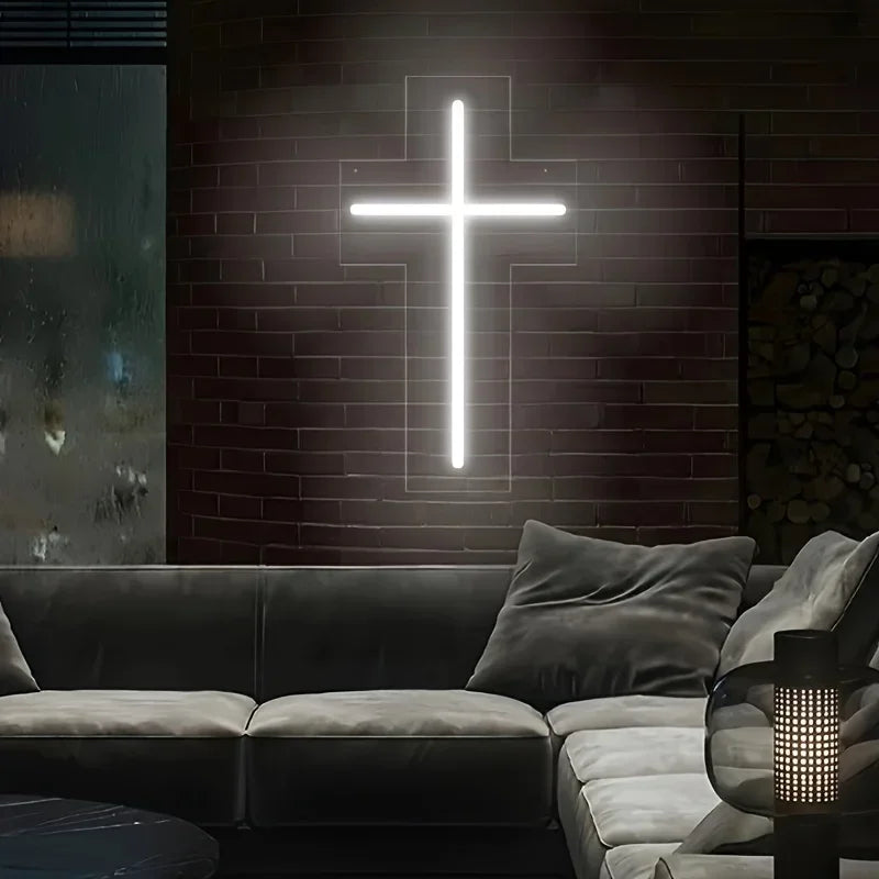 Néon LED croix lumineuse blanche – croix néon posée près d'un canapé sur un mur de briques foncé
