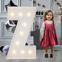 Lettre marquee 120 cm – la lettre Z allumée à côté d'une petite fille