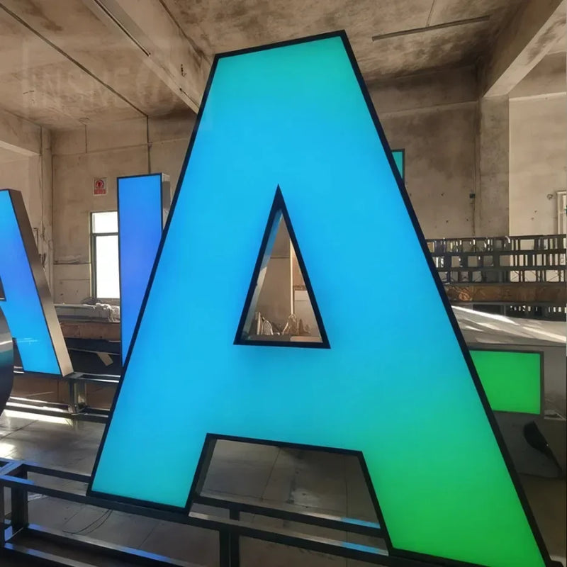 Lettres boîtier 3D – grande lettre à face lumineuse en cours de fabrication