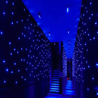 Rideau ciel étoilé bleu et blanc – couloir et escalier bordés de rideaux étoilés