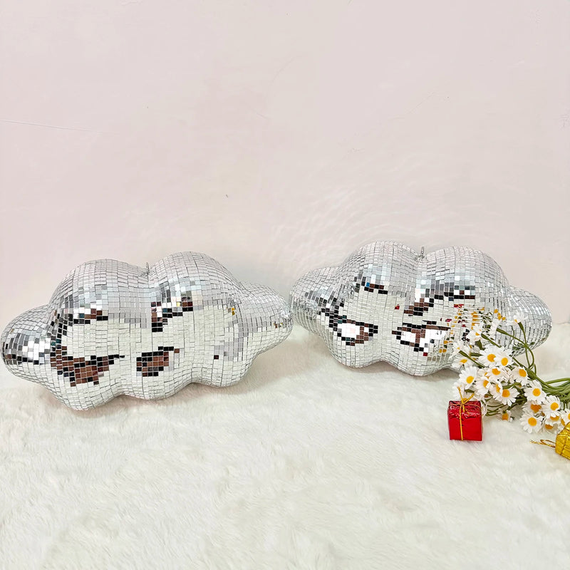 Boule à facettes déco en nuage – deux nuages argentés posés sur un plaid blanc avec des fleurs