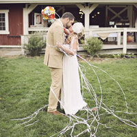 Banderoles à lancer pour mariage – mariés entourés de banderoles blanches en extérieur