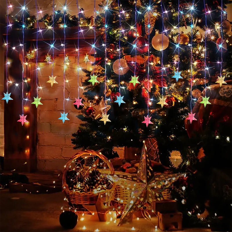 Rideau lumineux étoiles et glaçons de Noël – rideau multicolore derrière un sapin de Noël