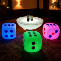 Tabouret lumineux LED en forme de dé – dés lumineux bleu, vert et rose autour d'une table lumineuse
