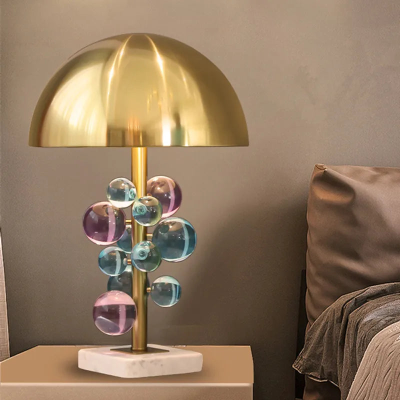 Lampe champignon à boules de verre – lampe de table à boules colorées posée sur une console