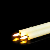 Bougies LED coniques rechargeables – flammes allumées en gros plan