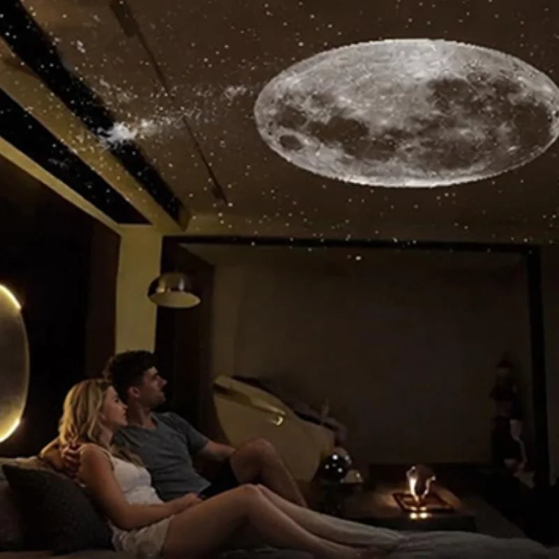 Mini projecteur galaxie à lentille – couple installé sur un canapé sous un ciel étoilé et une Lune projetés