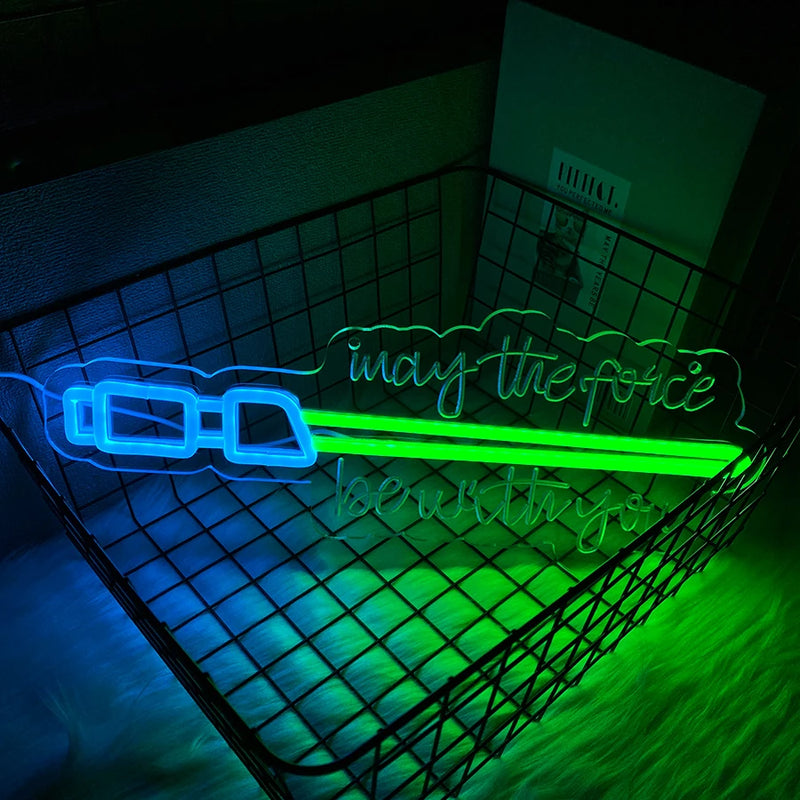 Néon sabre laser – enseigne allumée posée dans un casier métallique