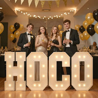 Lettre chapiteau lumineuse 91,5 cm – lettres HOCO allumées devant un groupe d'amis en tenue de soirée