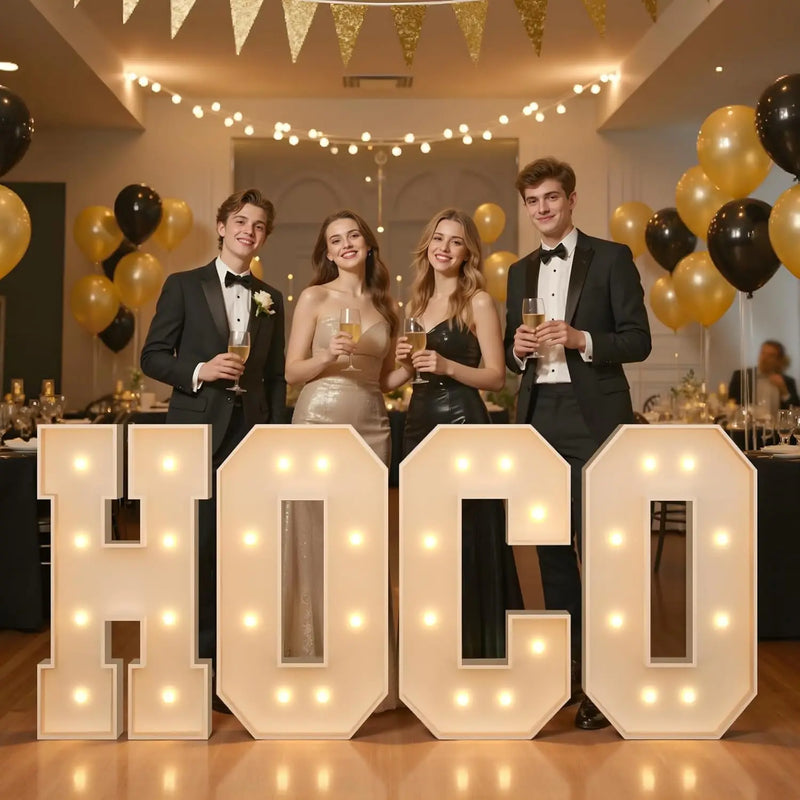 Lettre chapiteau lumineuse 91,5 cm – lettres HOCO allumées devant un groupe d'amis en tenue de soirée