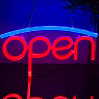 Enseigne néon Open Walk-Ins Welcome – modèle Open rouge sous un arc bleu, suspendu par une chaîne