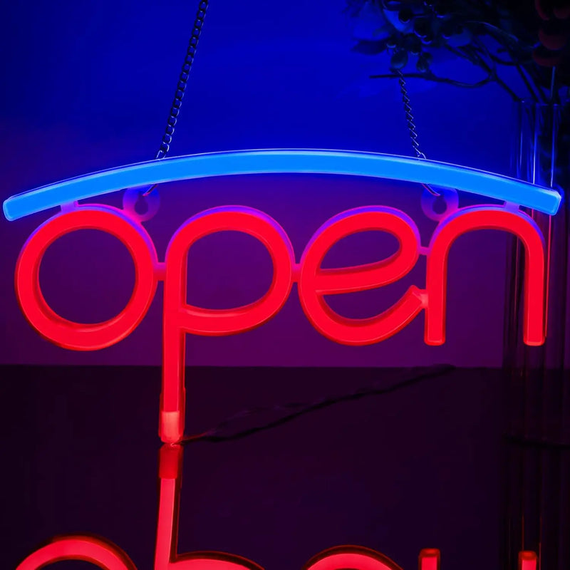 Enseigne néon Open Walk-Ins Welcome – modèle Open rouge sous un arc bleu, suspendu par une chaîne