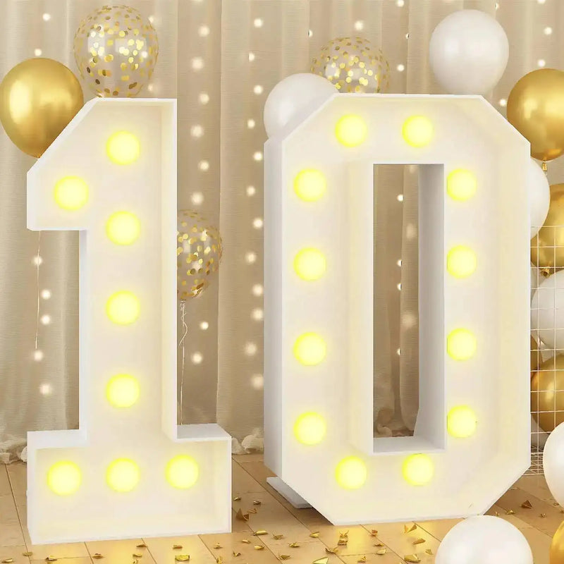 Chiffre lumineux géant – nombre 10 allumé sur un fond doré