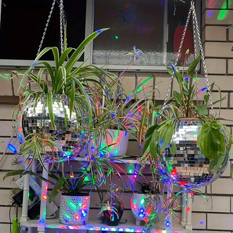 Jardinière boule à facettes – boules suspendues sur un balcon sous des lumières colorées