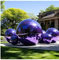 Boule miroir gonflable – boules violettes dans un jardin