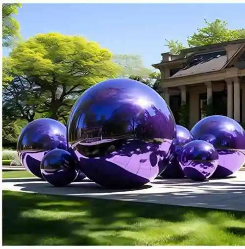 Boule miroir gonflable – boules violettes dans un jardin