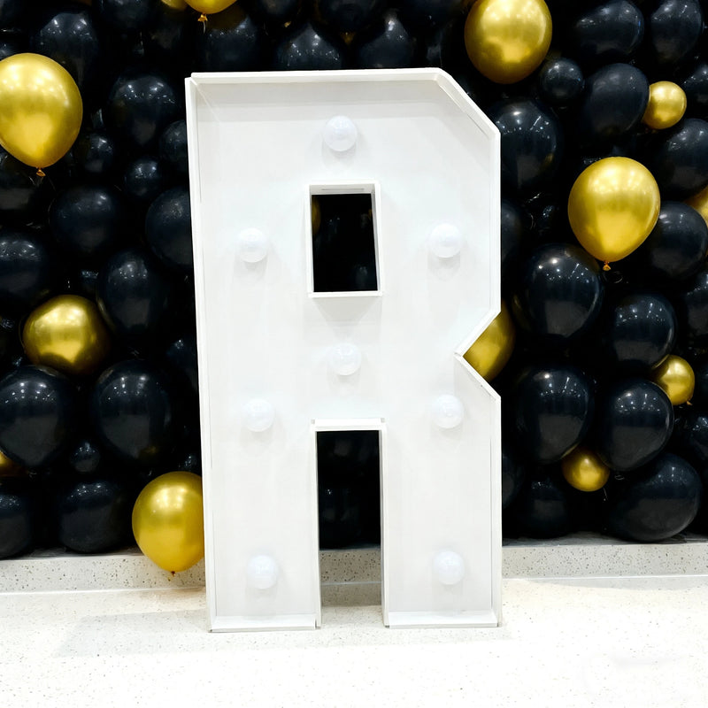 Lettre chapiteau lumineuse 91,5 cm – la lettre R en cadre blanc
