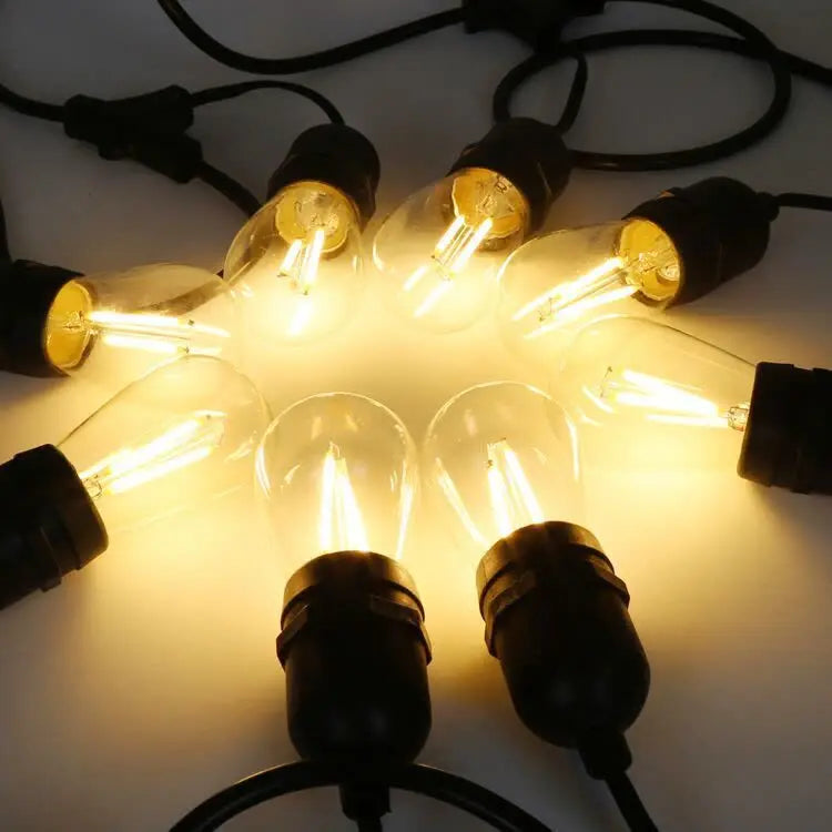 Guirlande guinguette S14 E27 – gros plan sur les ampoules à filament allumées