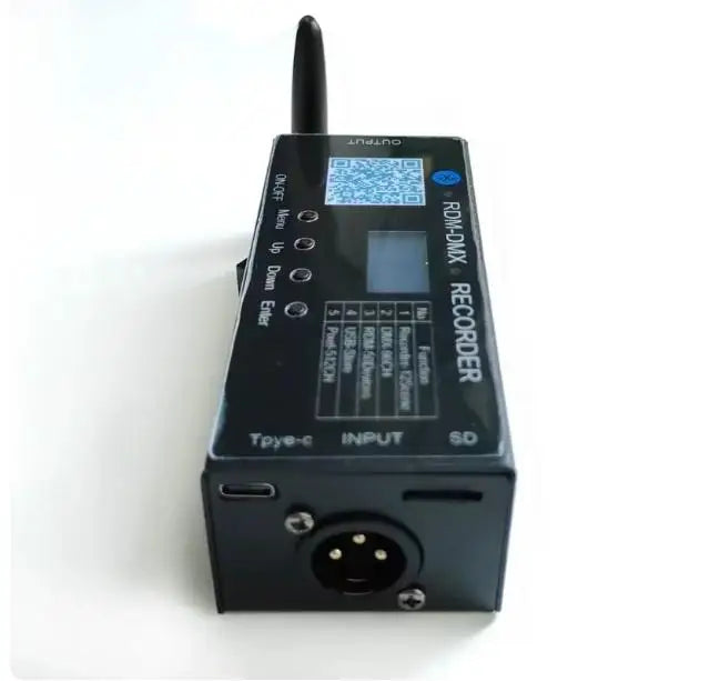 Interface DMX512 et RDM – boîtier Bluetooth avec antenne, écran OLED et prise XLR, vue de face