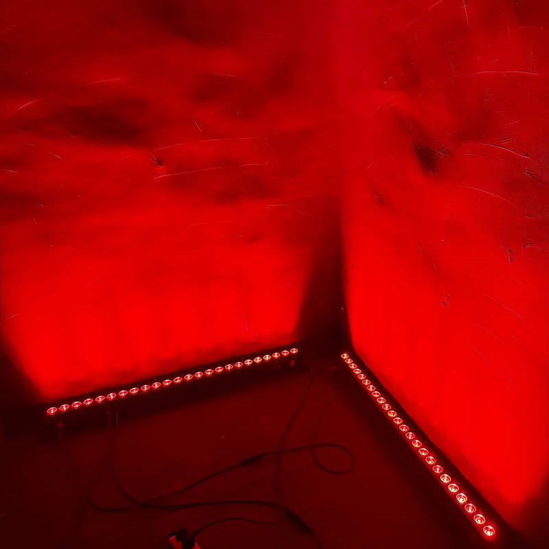 Lot de 2 barres LED de lavage 24 LED – murs d'un angle éclairés de rouge par deux barres posées au sol