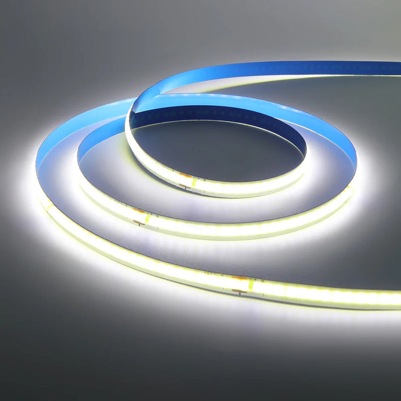 Ruban LED COB 220 V – gros plan sur la ligne de lumière blanche