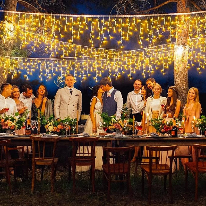 Guirlande stalactite LED – guirlande au-dessus d'une table de fête en soirée